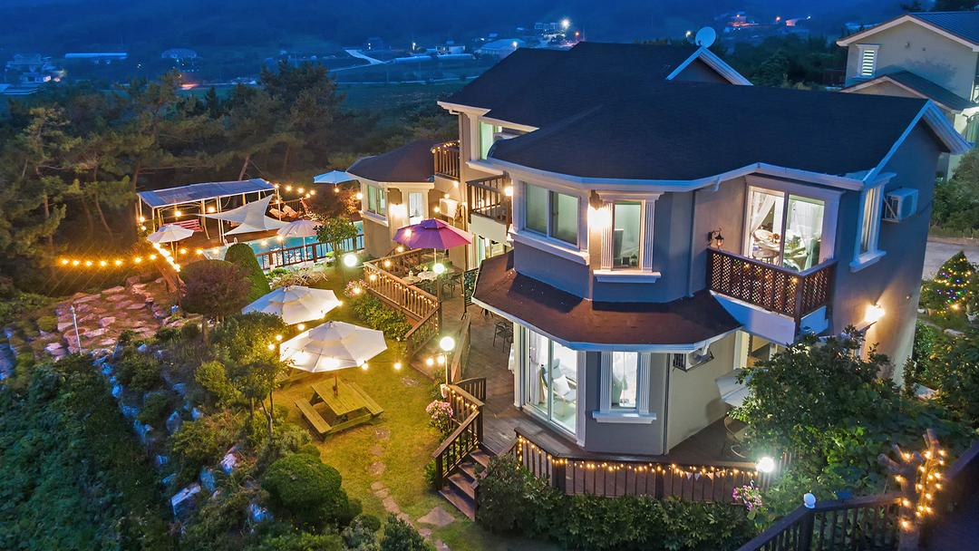 hotelImg