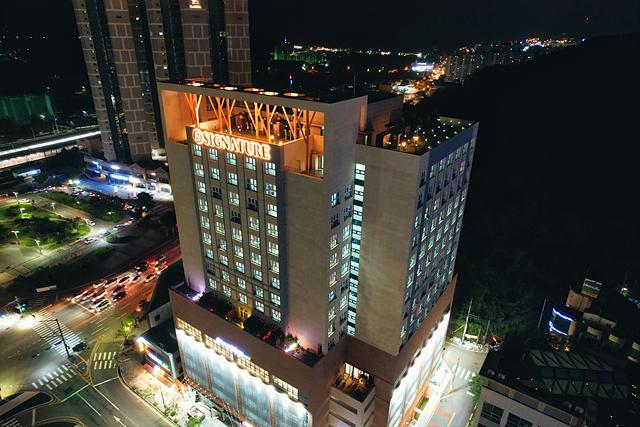 hotelImg