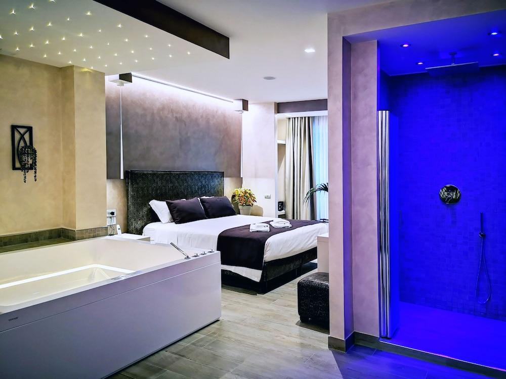 hotelImg