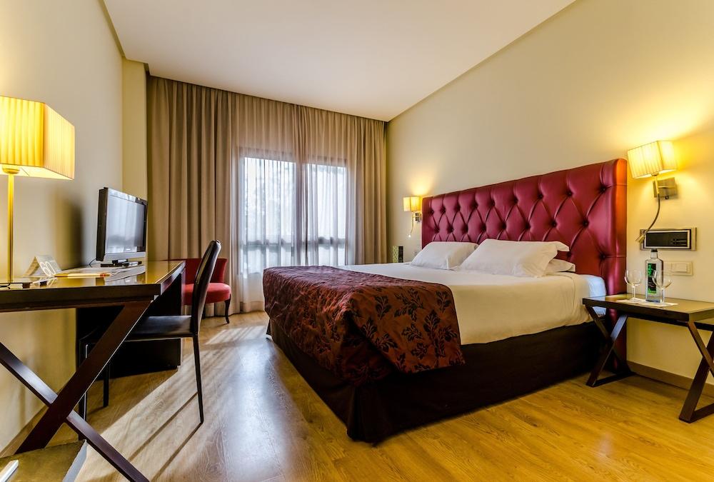 hotelImg