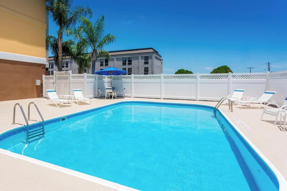 hotelImg