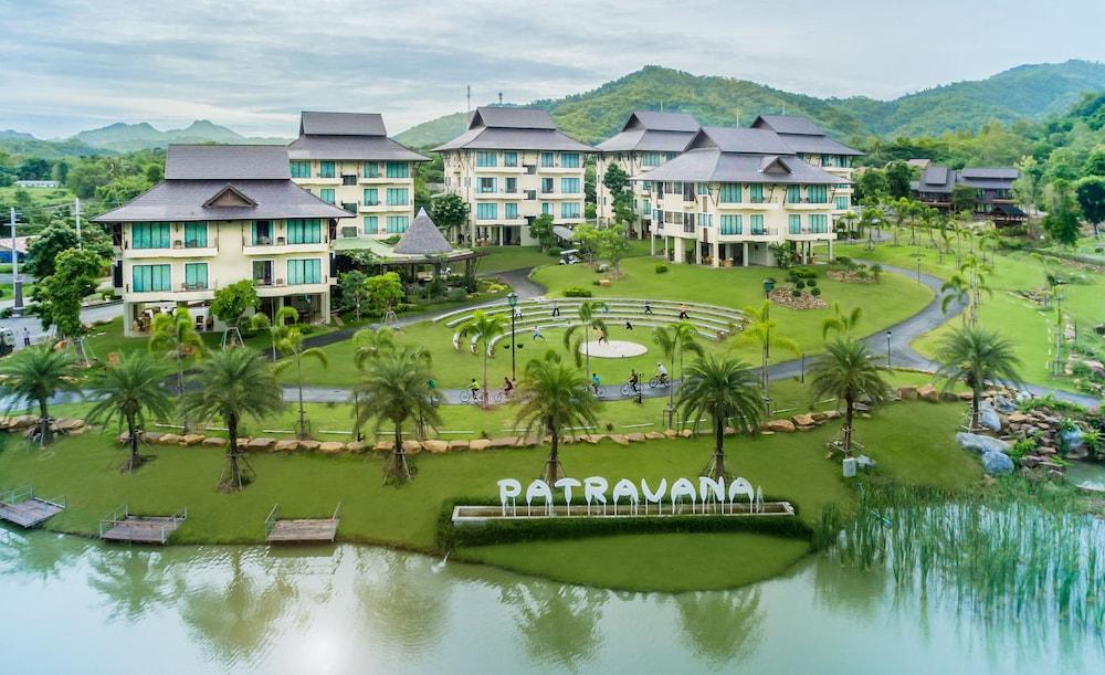 hotelImg