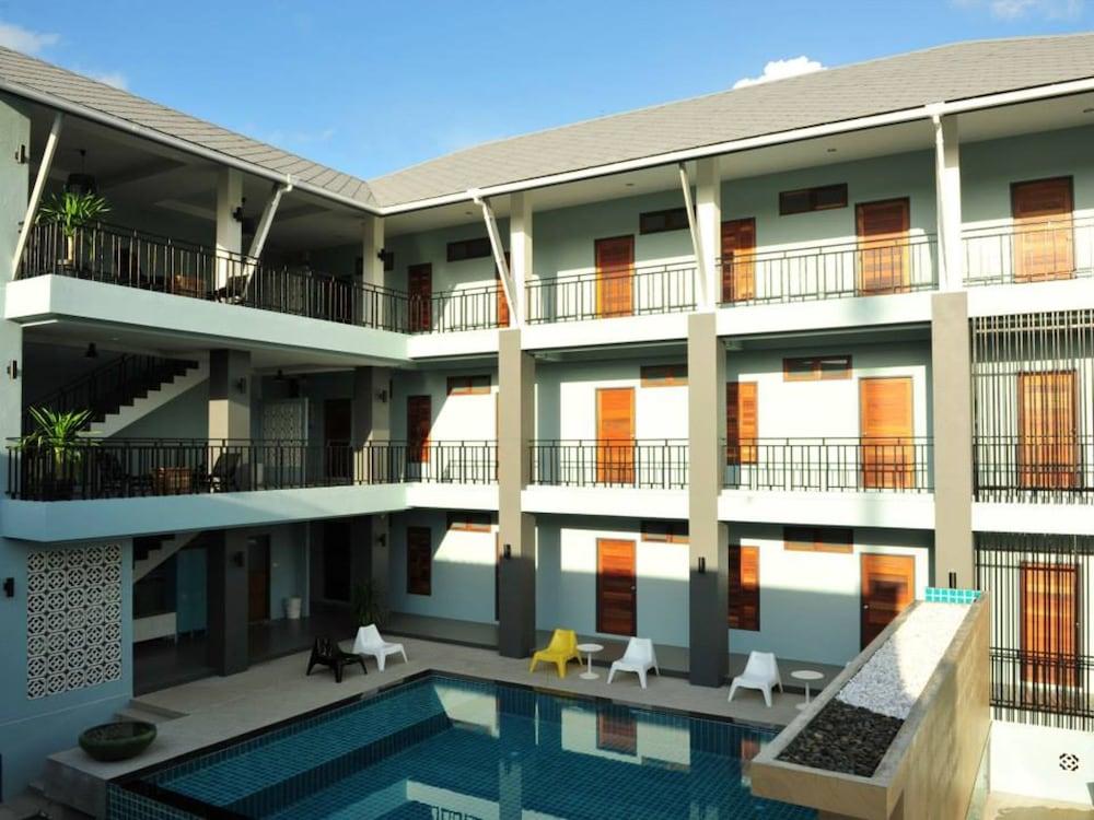 hotelImg