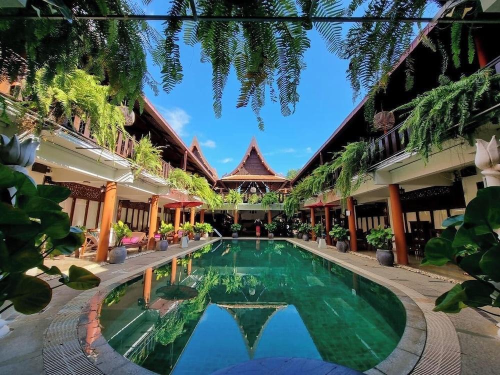 hotelImg