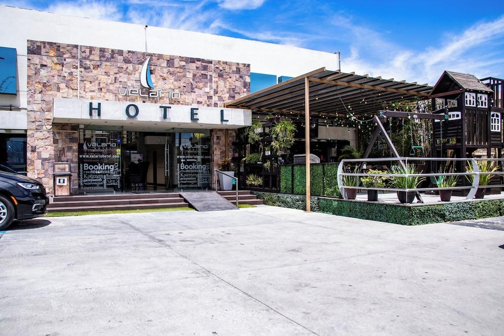hotelImg