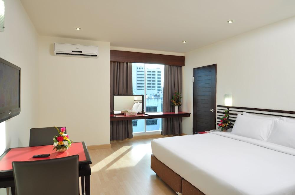 hotelImg