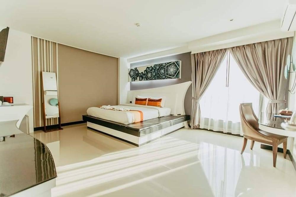 hotelImg