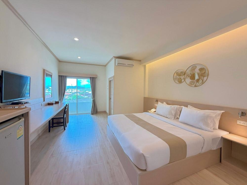 hotelImg