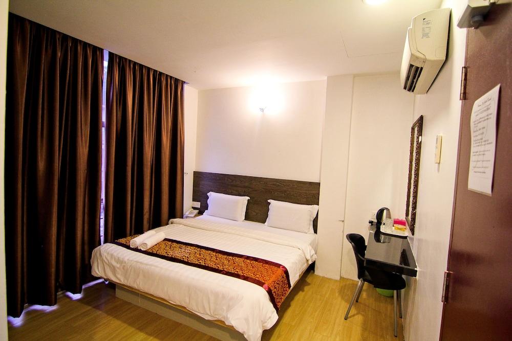 hotelImg