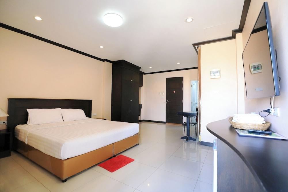 hotelImg