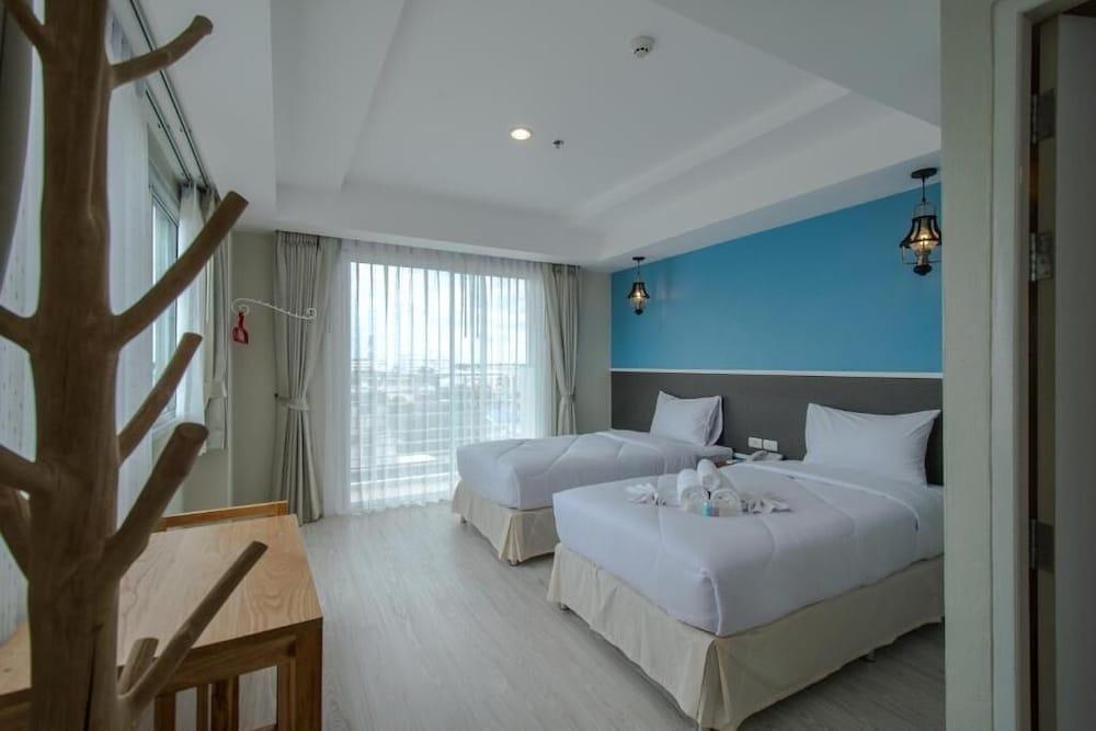 hotelImg