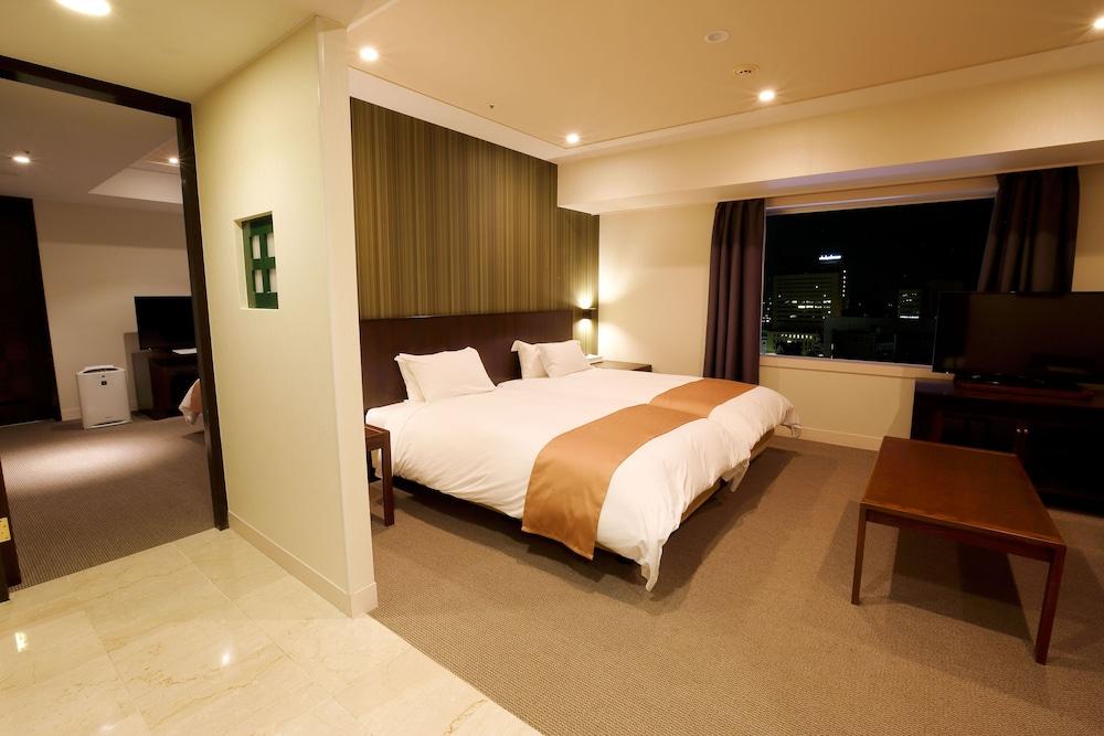 hotelImg