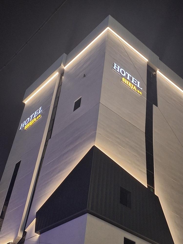hotelImg