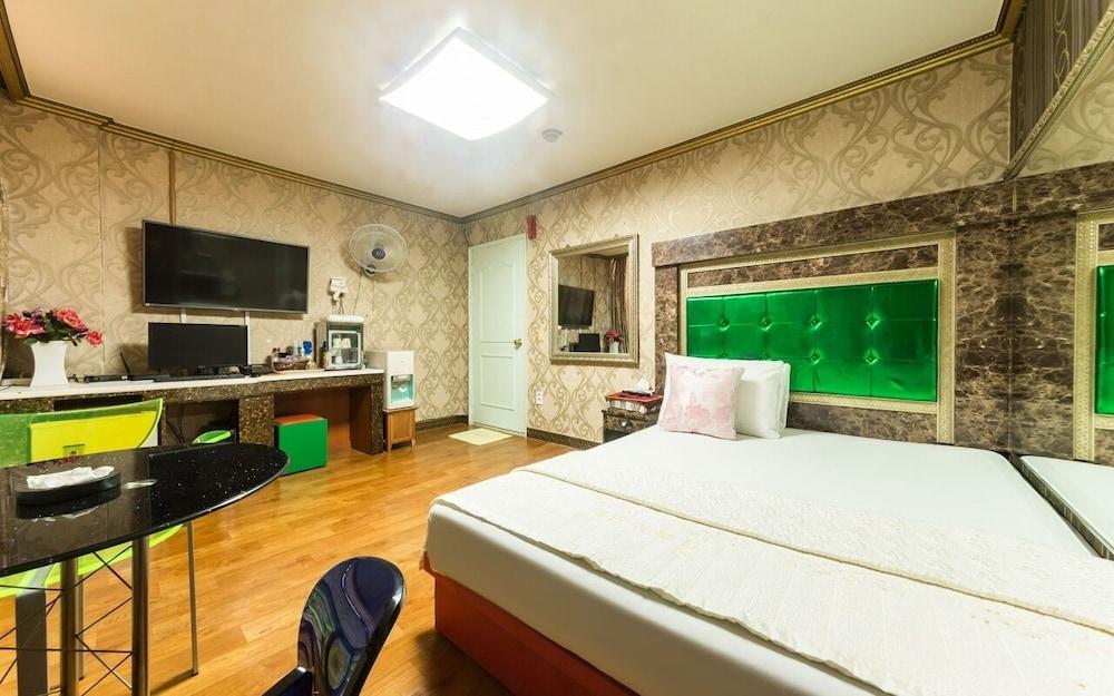 hotelImg