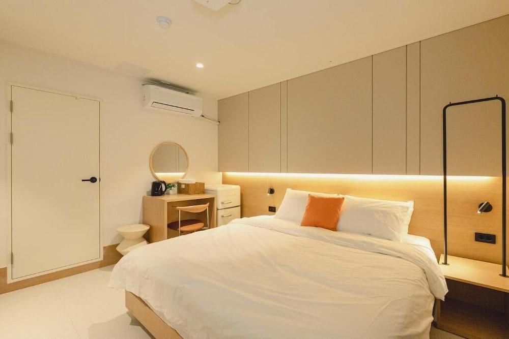 hotelImg