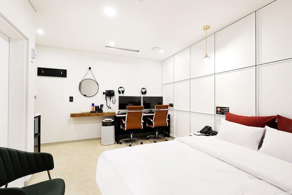 hotelImg