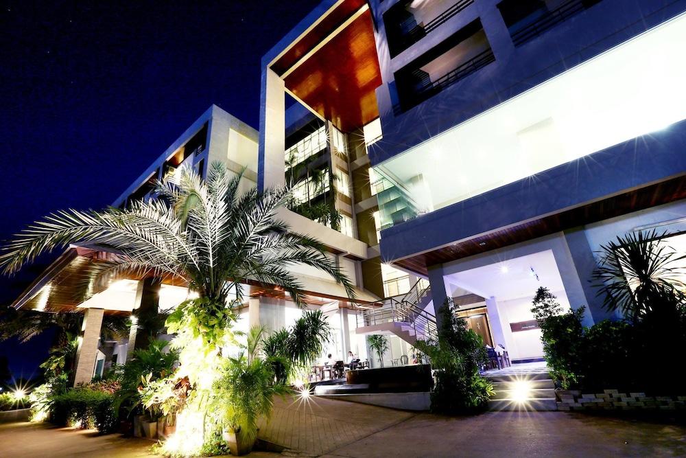 hotelImg