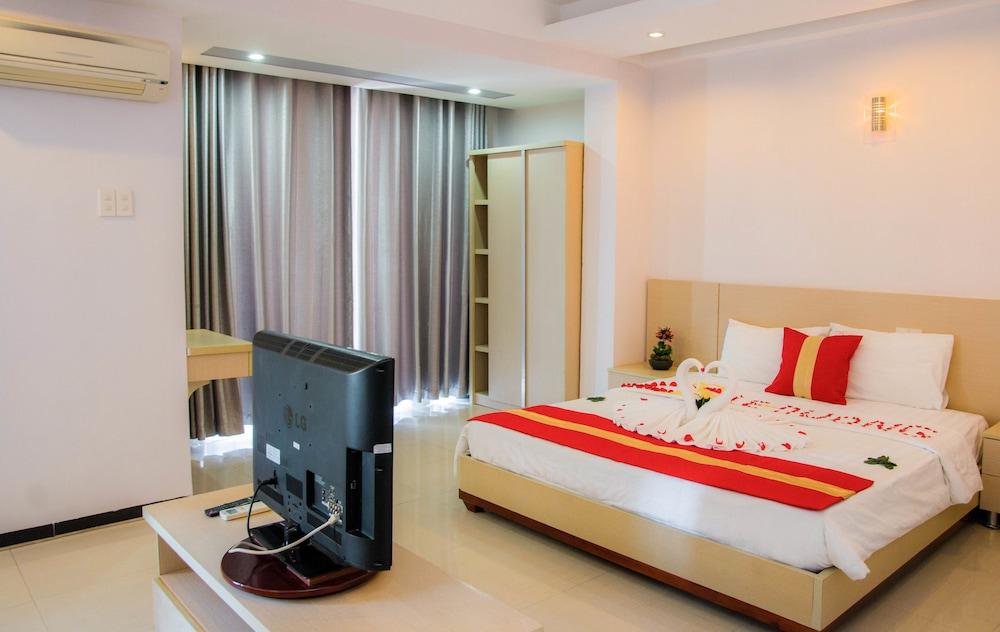 hotelImg