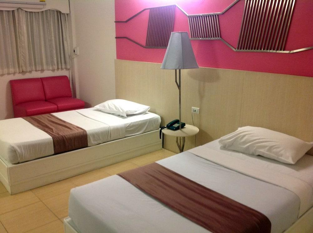 hotelImg