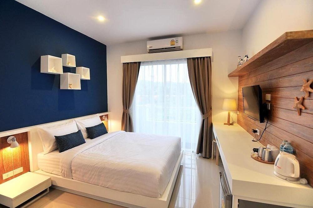 hotelImg