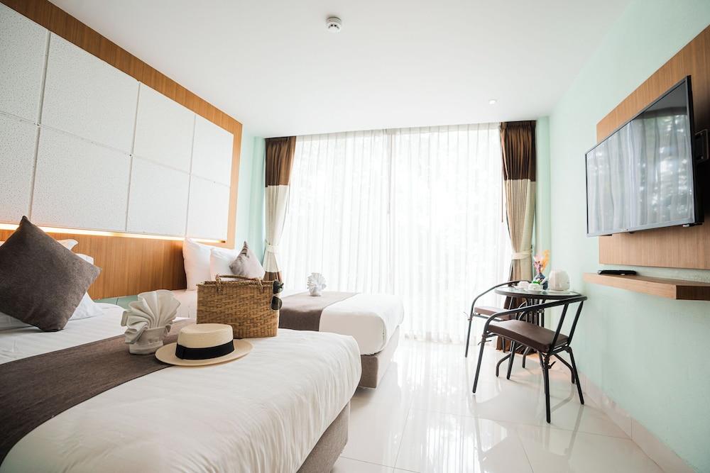 hotelImg