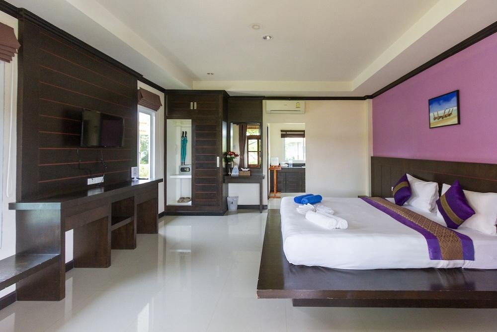 hotelImg