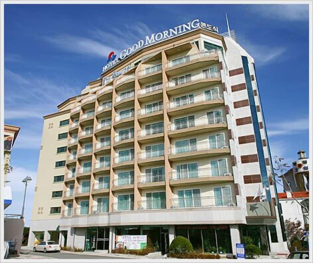 hotelImg