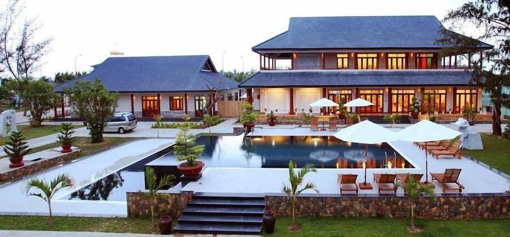hotelImg