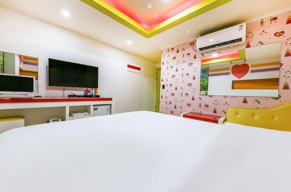 hotelImg