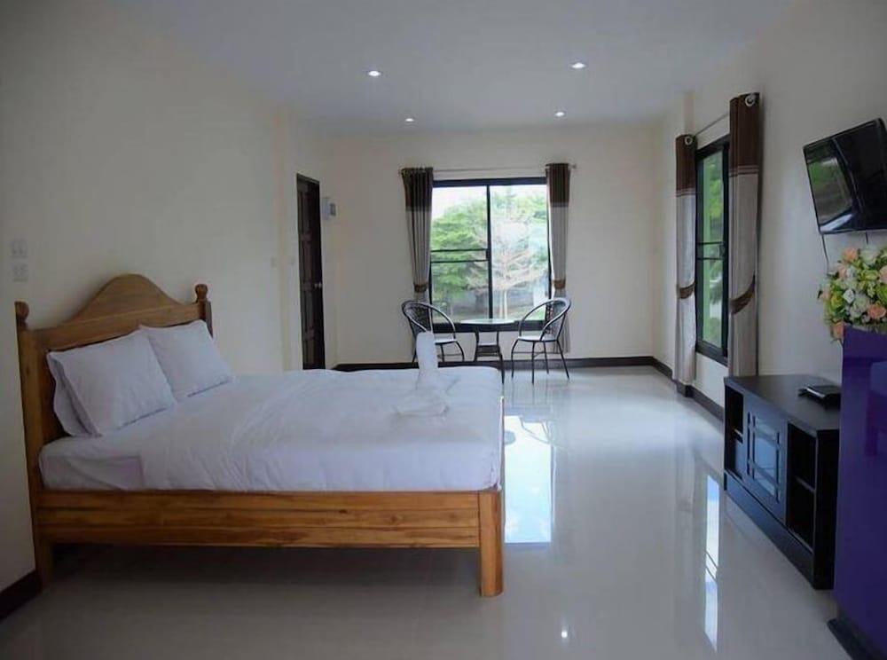 hotelImg