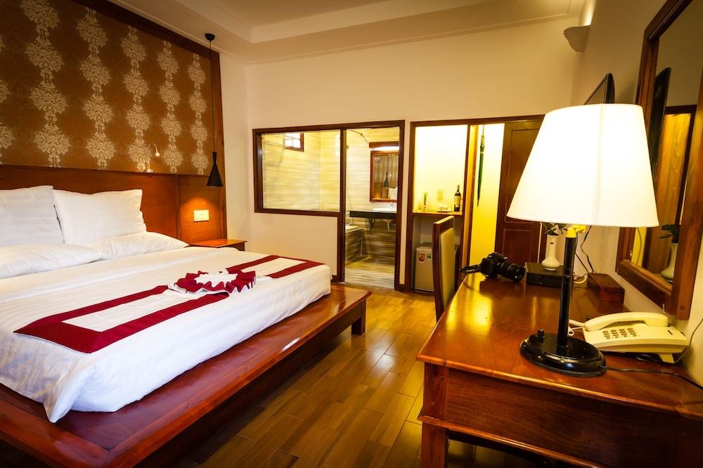 hotelImg