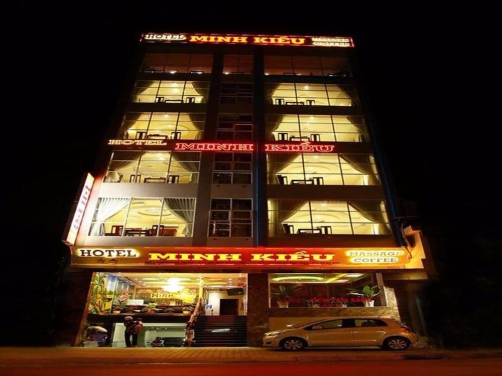 hotelImg