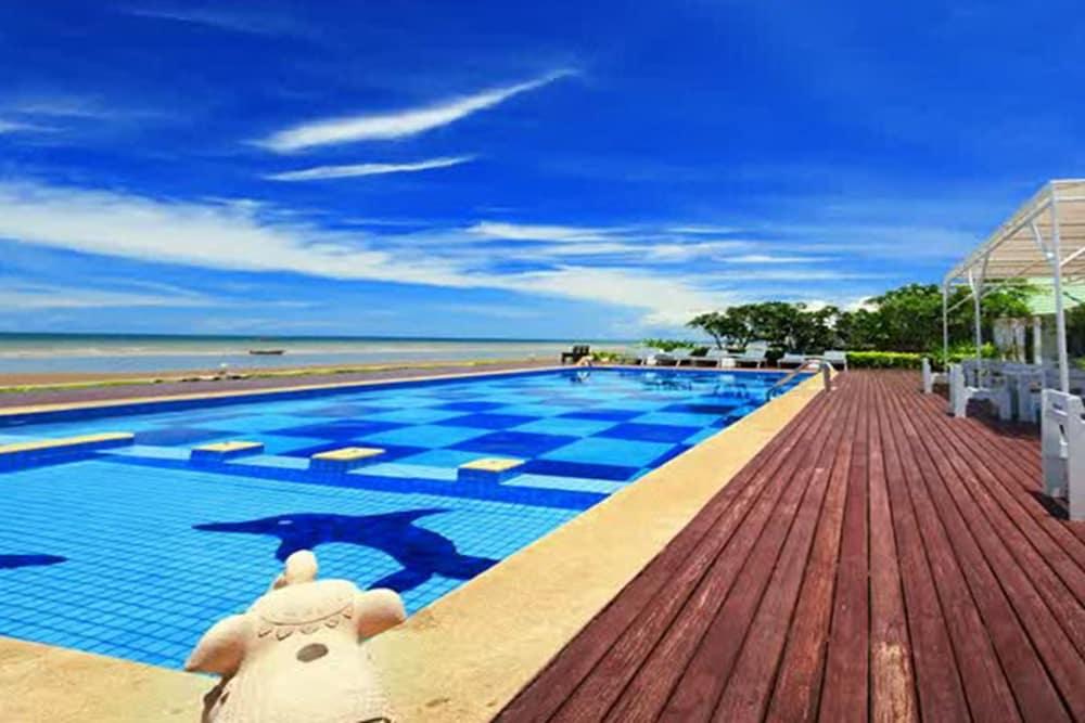 hotelImg