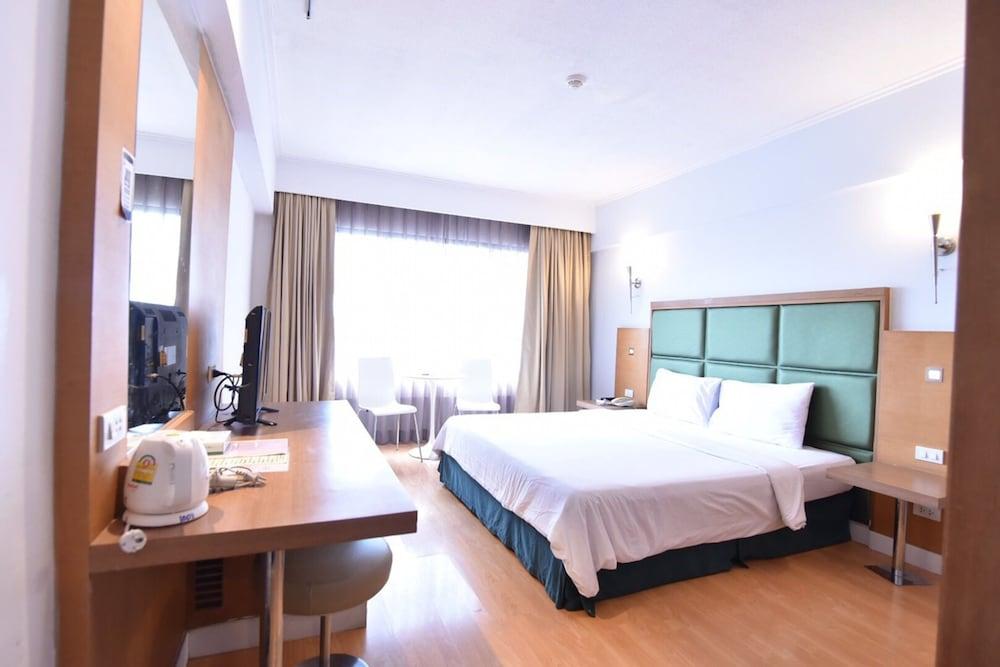 hotelImg