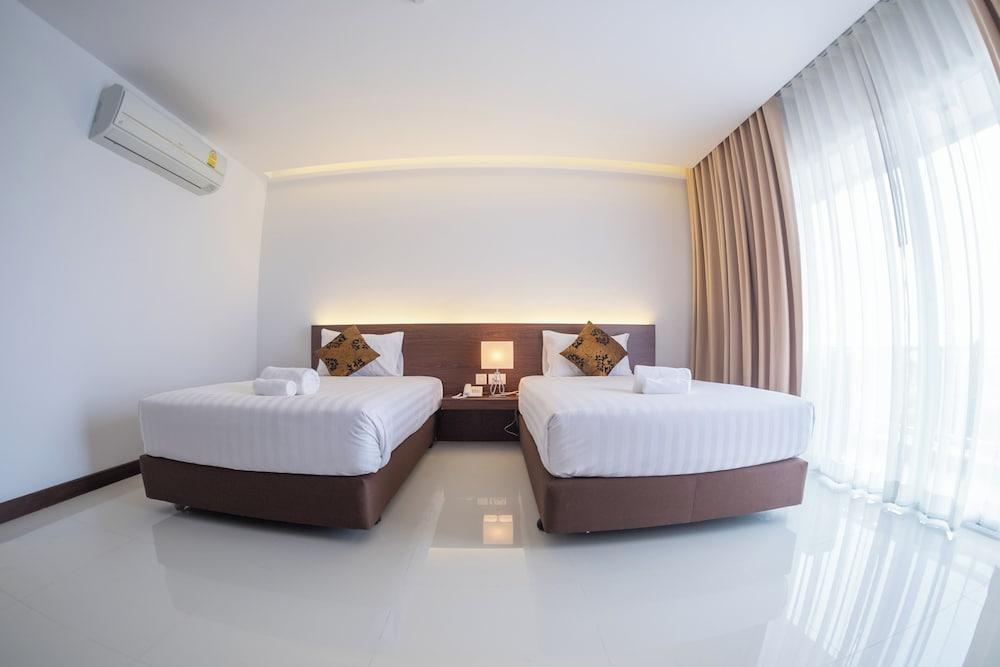 hotelImg