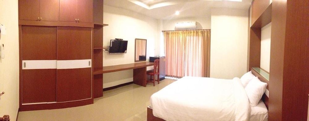 hotelImg