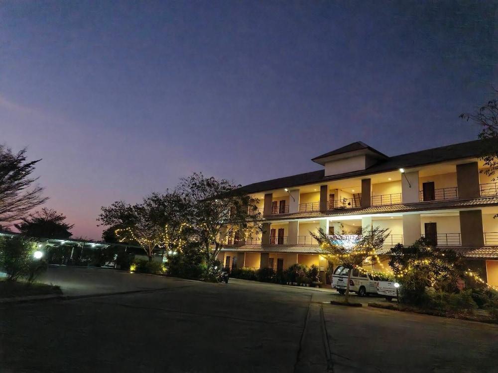 hotelImg