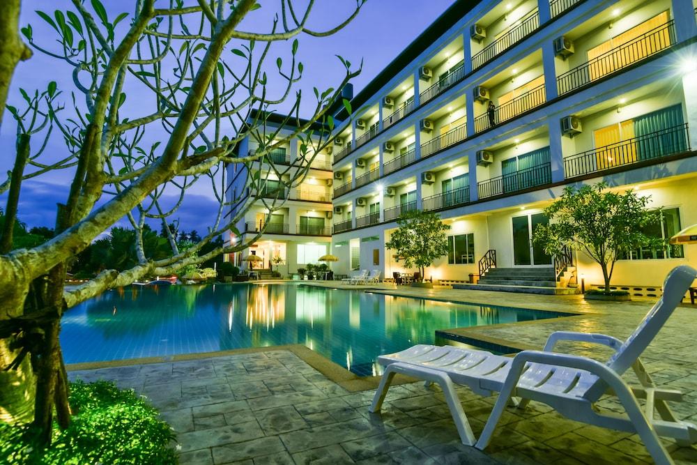 hotelImg
