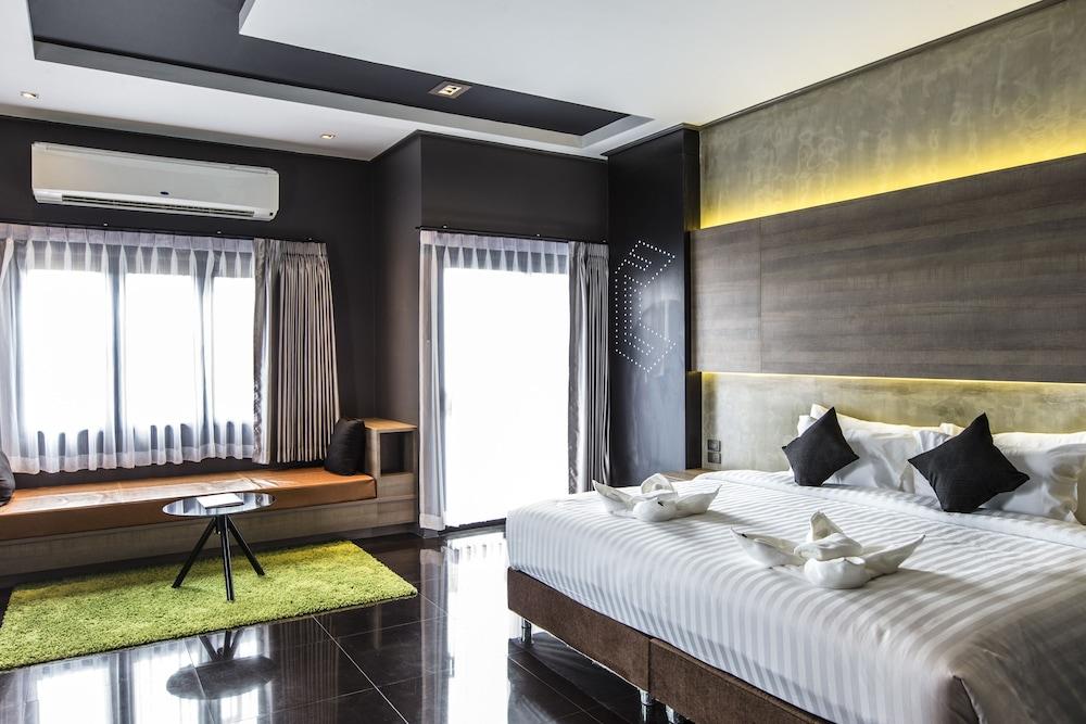 hotelImg