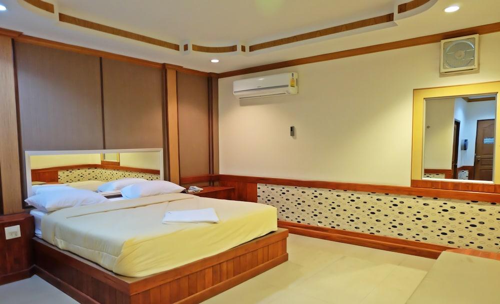 hotelImg