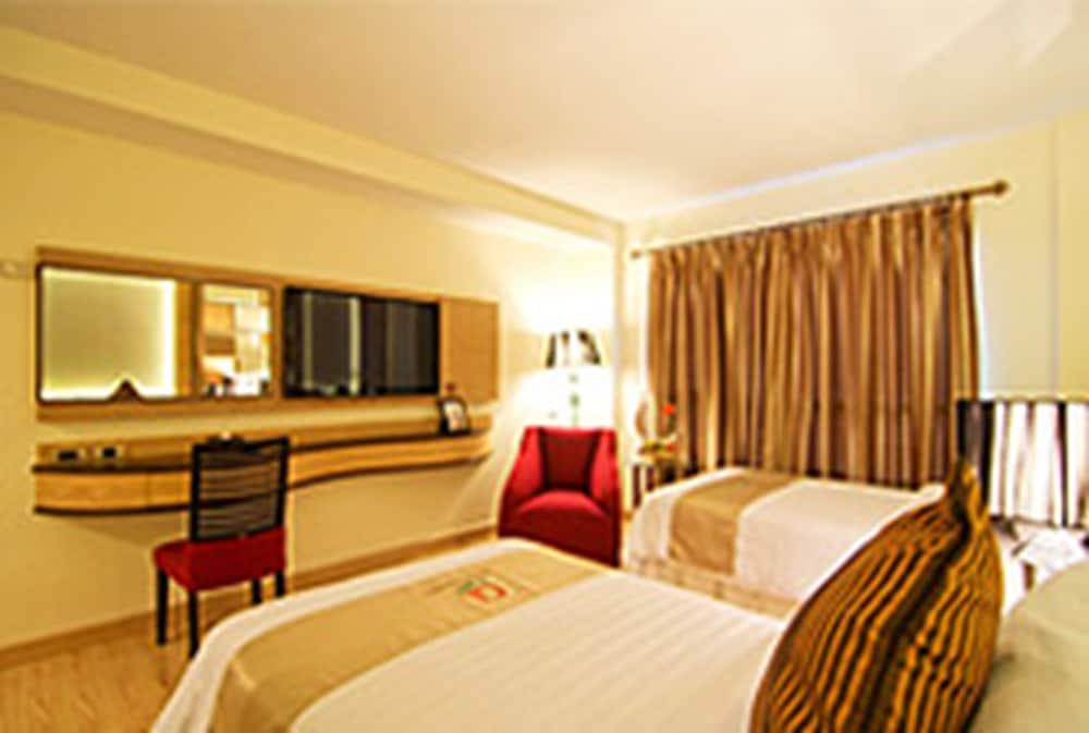 hotelImg