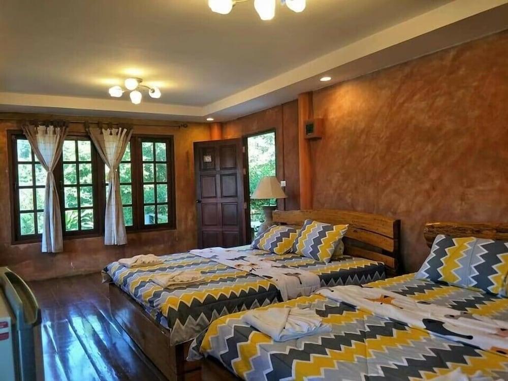 hotelImg