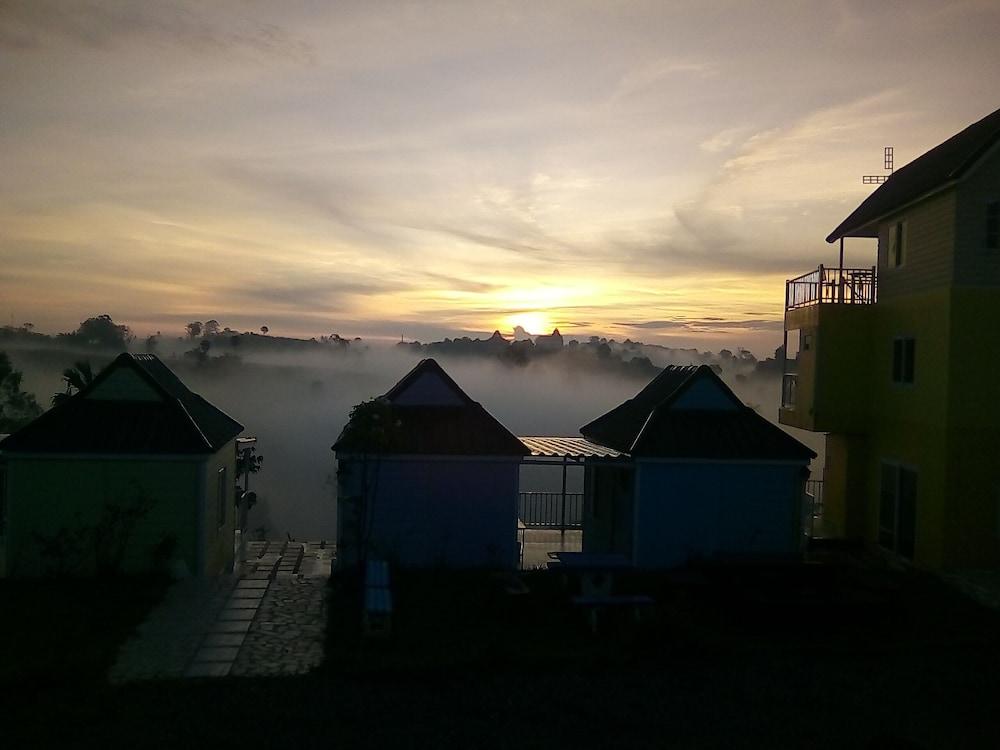 hotelImg