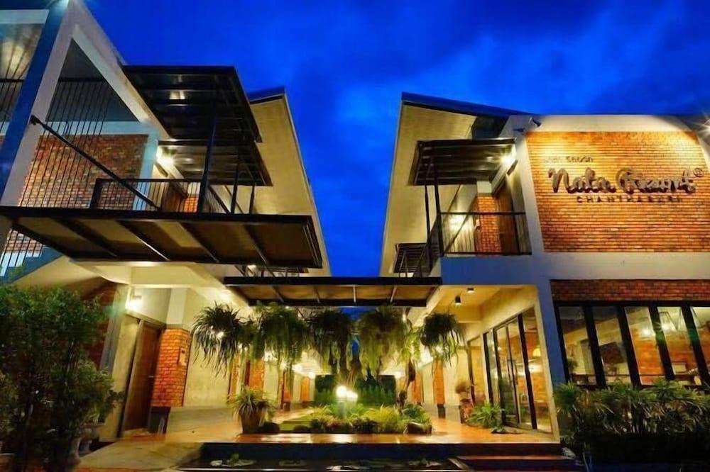 hotelImg