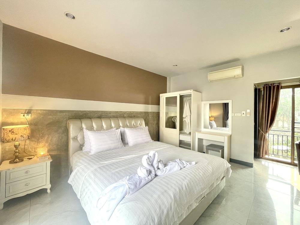 hotelImg