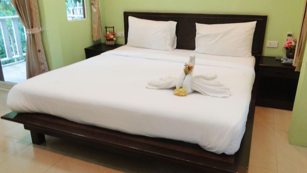 hotelImg