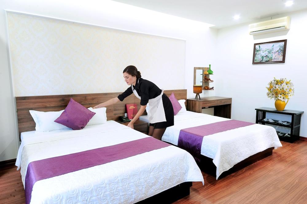 hotelImg
