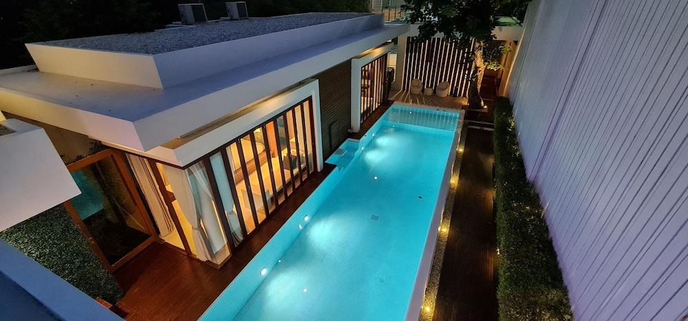 hotelImg
