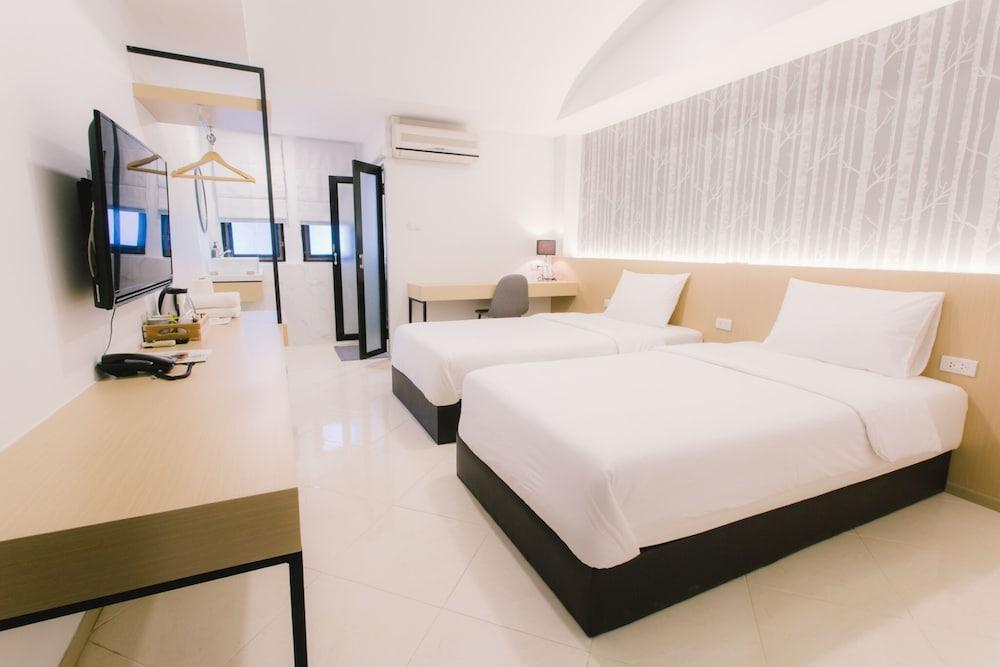 hotelImg