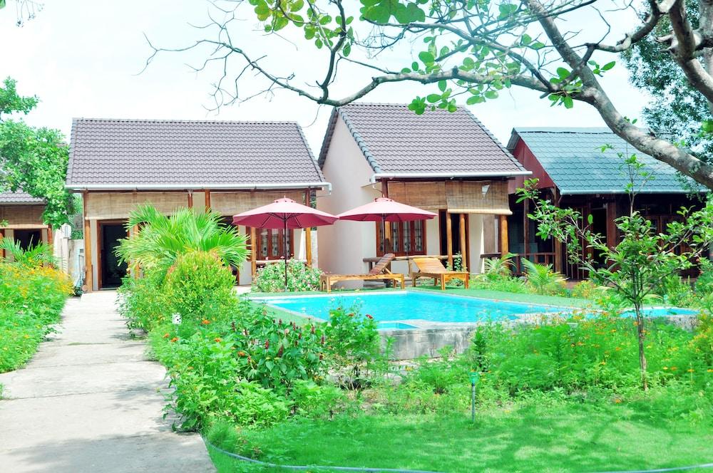 hotelImg